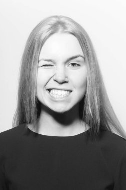 Kız beyaz dişler gözlerle sevimli yüz göz kırpıyor.