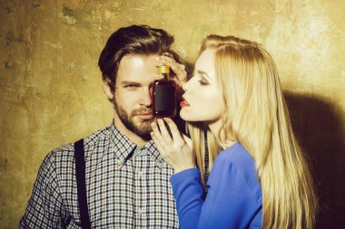 Kız ve erkek arkadaşı Likör şişesi ile poz