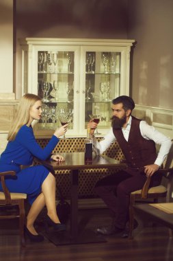 Sarı saçlı ve yenilikçi martini gözlük ile oturan kadın ile