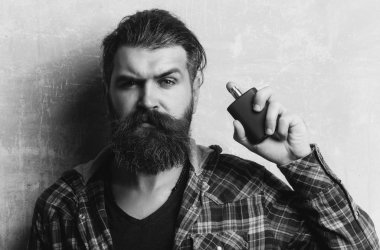 adam siyah parfüm şişesi ile poz