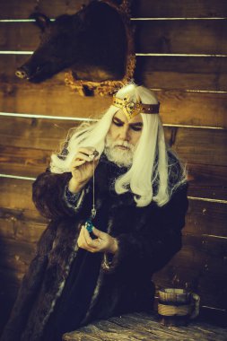 Taş ve kolye hipnoz için eski Sihirbazı