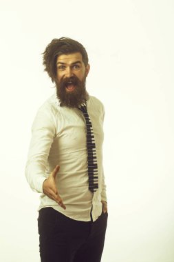 Hipster gömlek ve müzikal kravat.