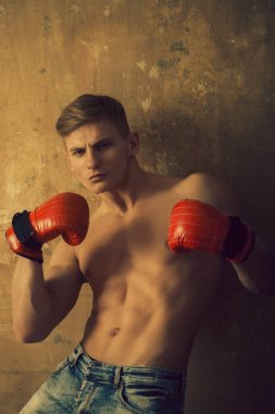 Kırmızı boks eldiven kas boksör