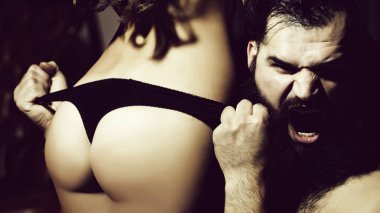 Sakallı adam kadın kalça ile