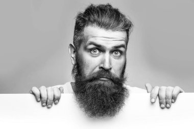 kağıt ile şaşırmış adam sakallı