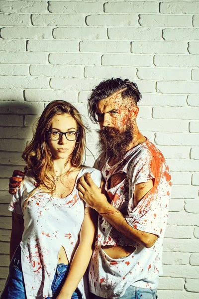 Хэллоуин зомби пара бородатый мужчина и кровавая девушка — стоковое фото