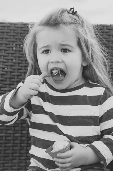 Çocuk açık Cafe dondurma ile