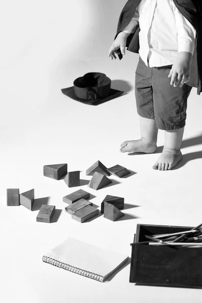 教育男孩用木制积木孤立 — 图库照片