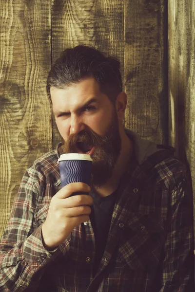 Brutal barbudo hipster segurando copo de café de plástico — Fotografia de Stock