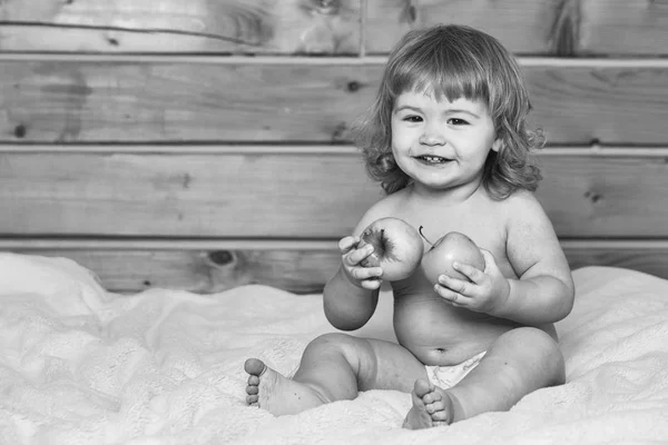 Pojken äta äpplen — Stockfoto