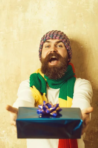 Guy with happy face and gift pack. — Stock Photo, Image