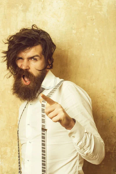 Hombre con barba larga y pelo en camisa y tirantes — Foto de Stock