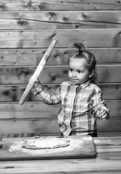 Niedliche Kind Kochen mit Teig, Mehl und Holz Nudelholz — Stockfoto