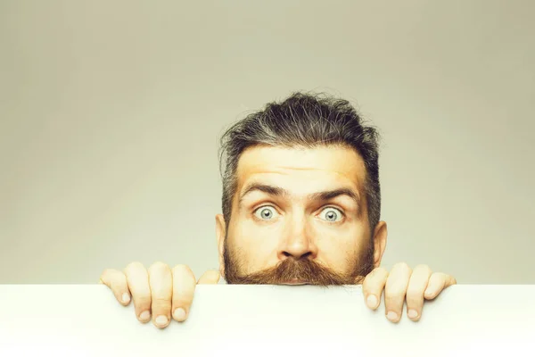 Sorprendido hombre con papel — Foto de Stock