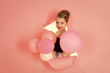Küçük kız çocuk parti balonları, kutlama. pembe bir arka plan üzerinde küçük kız