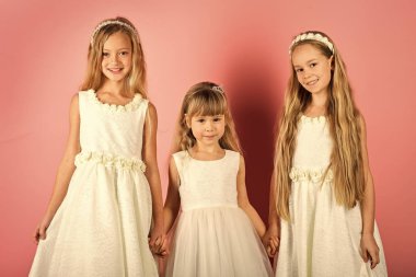 Bir kız gülerek ve gülümseyerek portresi. düğün tarzı