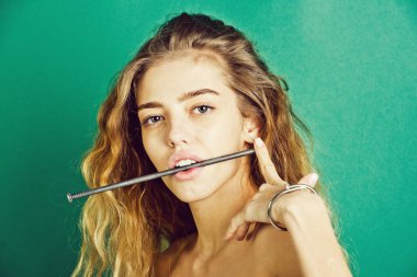 gösterilen sağlıklı dişler ağızda metalik çivi kadınla