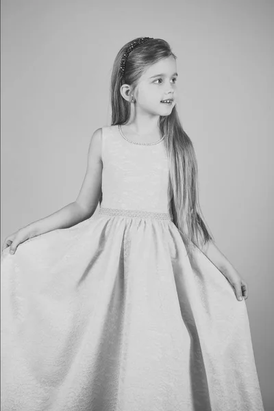 Modelo menina, casamento, conceito de moda - menina vestida de azul e azul vestido sorrindo — Fotografia de Stock