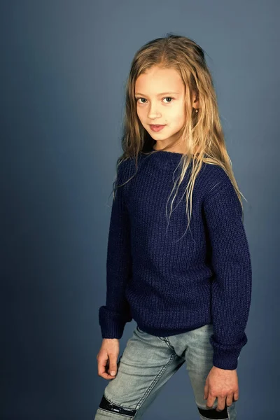 Schönheit und Kindermode von Mädchen mit gesundem Haar. Schönheit und Mode. — Stockfoto