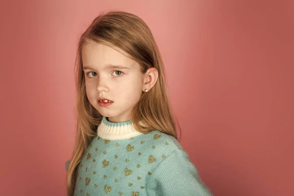 Kleines Mädchen mit langen Haaren. Friseur, Hautpflege, lässiger Stil, Jeans. stilvolles Mädchen mit hübschem Gesicht auf grauem Hintergrund. Schönheits- oder Kindermode mit Kosmetik und gesundem Haar. — Stockfoto