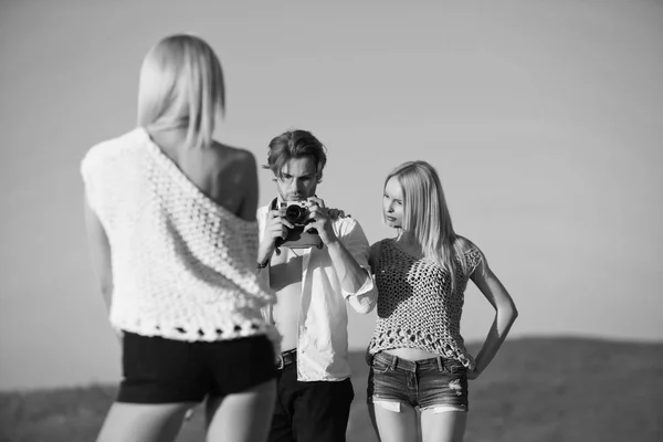 Man with camera in hand taking photo of women, girls — Stock Photo, Image