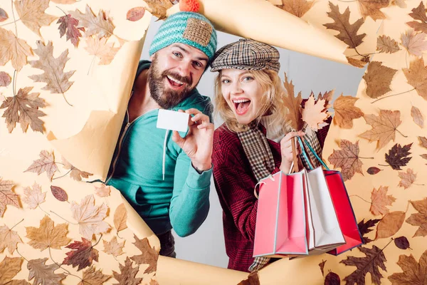 Funny couple are getting ready for autumn sale. Funny fac . Romantic couple in love. Clothing and color trends. Happy people Having fun. — Stock Photo, Image