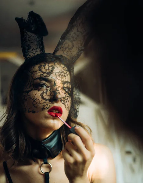 Sexy kobieta z bunny uszy kolory usta z czerwona szminka. Króliczek królik Wielkanoc koncepcja. Atrakcyjna młoda kobieta sobie uszy królika. — Zdjęcie stockowe