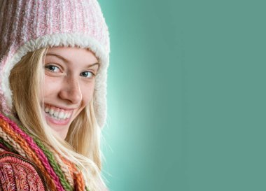 Mutlu genç kadın için sonbahar güneşli gün hazırlıyoruz. Bir sonbahar mevsimlik giysiler içinde çekici genç kadın.