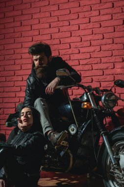 yola gidiyoruz. seksi çift aşık ile yolculuk. motosiklet üzerinde yolculuk. motorcu yolculuk eder. seyahat.