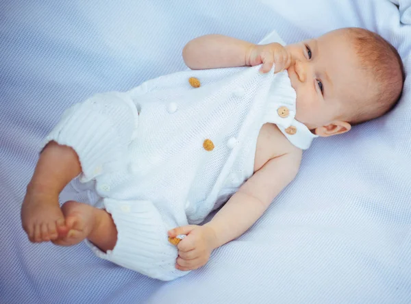 Neugeborenes kleines Baby. süßeste Babymode. Neugeborenenpflege zu Hause. Mode kleines Baby. Lösungen für die Versorgung von Neugeborenen in jeder Entwicklungsphase — Stockfoto