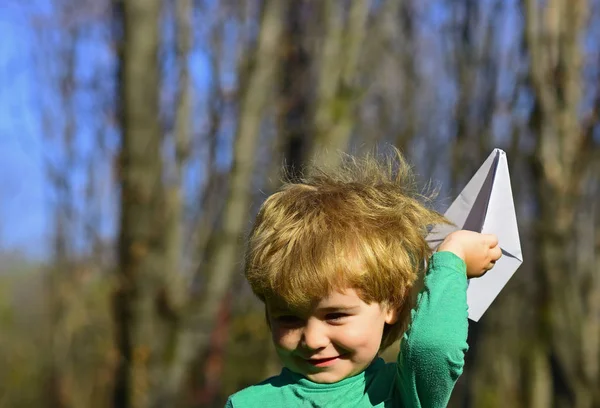 Kind spelen met papier vliegtuig speeltje buiten. Kleine kind droom van de vlucht. Op de golven van mijn verbeelding — Stockfoto