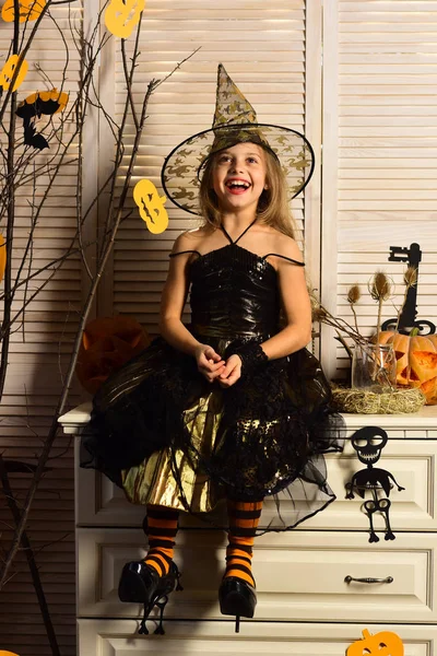Kleine meisje gelukkig glimlach op halloween, geluk concept. Meisje glimlachend in heks kostuum. Vreugde en geluk. Happy halloween heksen — Stockfoto
