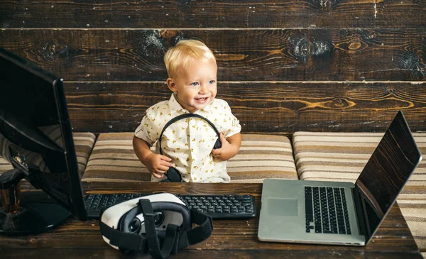 Menino com computador portátil no quarto. Usuário de laptop aprender nova tecnologia. Experiência TI — Fotografia de Stock