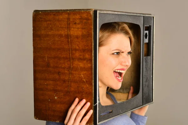 Hem TV. hem TV-leverantör. kvinnan tittar på hem TV. hem TV och ny teknik koncept — Stockfoto