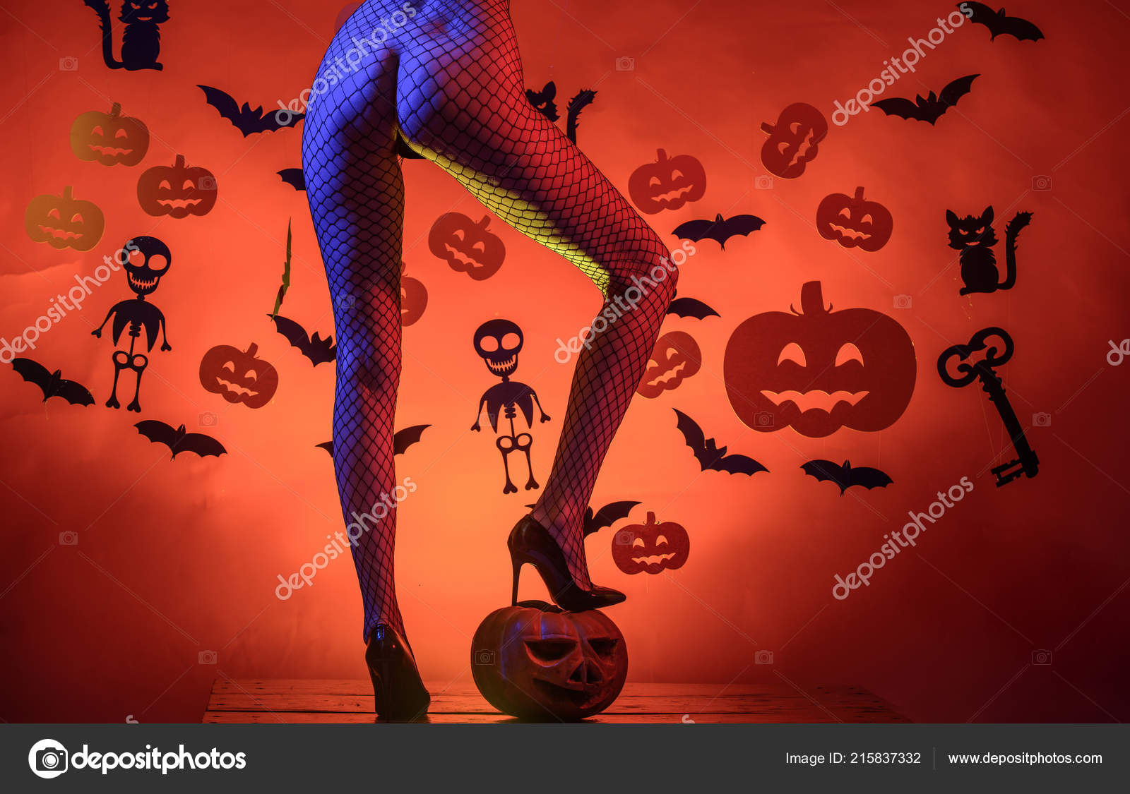 Красивая эротическая женщина позирует обнаженной на фоне Хэллоуина. 
