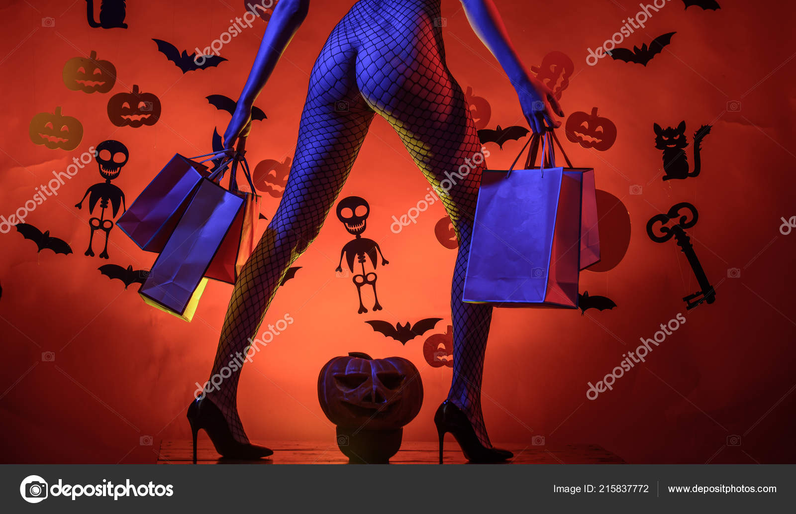Conceito de compras on-line de halloween com bruxa bonita e