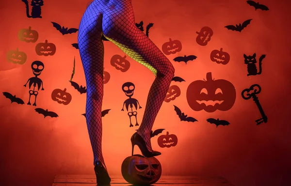 Mooie erotische vrouw poseren naakt op halloween achtergrond. Grote kont en pompoen. Advertentie concept. Sexy pompoen kont. Sexy heks vampier concept. Carved Pumpkin - grappige concept. — Stockfoto