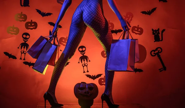 Halloween na nákupy. Sexy žena pózuje s nákupní taškou. Krásné erotické žena v klobouku čarodějnice pózuje nahá. Sexy čarodějnice upír koncept. — Stock fotografie