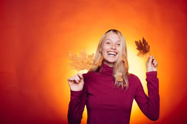 Güzel kız boşaltmak için tahta arka plan ile. Kadın mal ve hizmetlerin tanıtır. Yalıtılmış nesne gri arka plan üzerinde. Mutlu sonbahar insanlar kavramı.