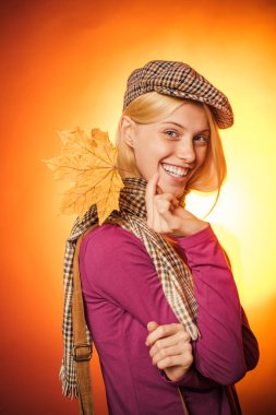 Altın varak tutan sonbahar kadın. Tatlı genç kadın ile oynarken bırakır ve çok sensually görünüyor. Bir mevsimlik giysiler whith altın varak çekici genç kadın. Mutlu insanlar eğleniyor.