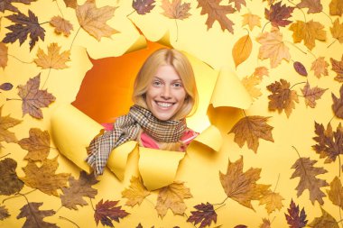 Sonbahar ruh sahip moda mevsimlik giysiler giyen çekici genç kadın. Sonbahar sarışın kız sonbahar satış için hazır alıyorsanız. Sonbahar gününde sonbahar kıyafetlerini giyen kız.