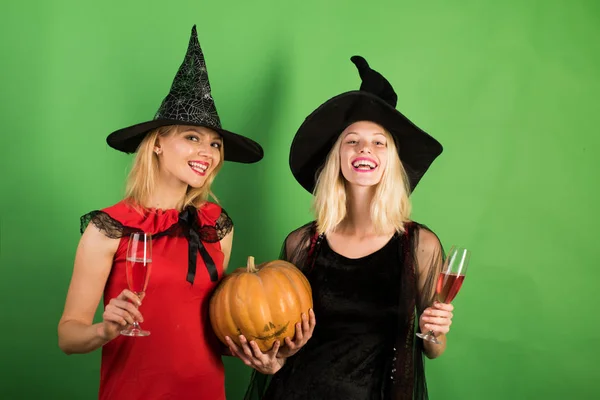 魔女吸血鬼の概念。ハロウィーン パーティーや休日のコンセプトです。グラマー ファッションでセクシーなヴァンパイア女性魔女コスチューム。魔女の帽子 - 製品を示す美しい若い驚く女性. — ストック写真