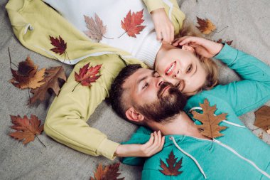 Romantik Çift aşık. Sonbahar yaprakları Festivali. Metin için yer kopyalayın. Giyim ve renk trendleri. Siyah Cuma satışı. Sonbahar kopya alanı eğilim vogue için.