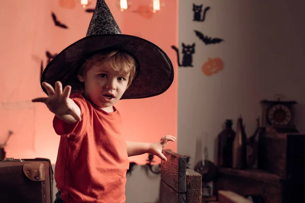 Halloween lasten koristelu ja lapset pelottava käsite. Halloween-tausta. 31 lokakuu. Kauhunaamat. Ilme kasvot - yllättynyt söpö poika . — kuvapankkivalokuva