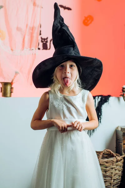 Trick or treat. Halloween kleding en kostuums en heks hoeden van de heks. Beste ideeën voor Halloween. Jack-o-lantaarns. De populairste snoep voor Halloween. — Stockfoto