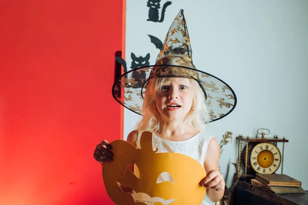 幸せなハロウィーン ハロウィーンの背景にカボチャとかわいい女の子。ハロウィーン パーティー。休日の子供の概念。ハロウィーンの家の装飾. — ストック写真