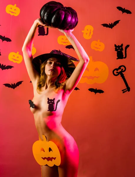 Szexi boszorkány vámpír koncepció. Halloween dekoráció és félelmetes koncepció. Halloween háttér. október 31-ig. Meztelen szexi Halloween. Fél és fesztiválok, a Halloween. — Stock Fotó