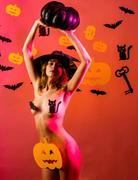 Sexy heks vampier concept. Halloween decoratie en eng concept. Halloween achtergrond. 31 oktober. Naakt sexy Halloween. Partij en festivals op Halloween. — Stockfoto