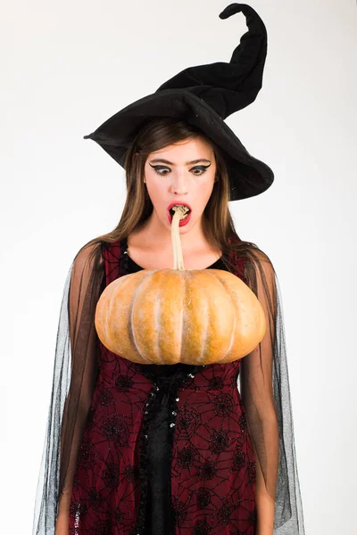 Aantrekkelijke model meisje in Halloween kostuum. Expressie gezicht - verrast vrouw. Gelukkig jonge vrouwen in heks halloween kostuums op partij over witte geïsoleerde achtergrond. — Stockfoto