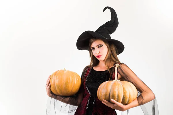 Aantrekkelijk model meisje in Halloween kostuum. gelukkig jonge vrouwen in heks halloween kostuums op partij over wit geïsoleerde achtergrond. — Stockfoto